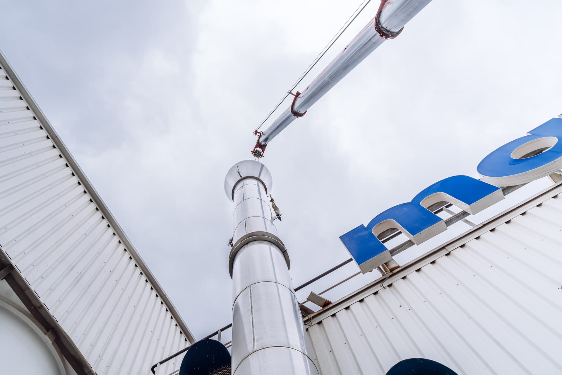 Neue Industrie-Abgasanlage eines Baustoffherstellers in Niederwinkling