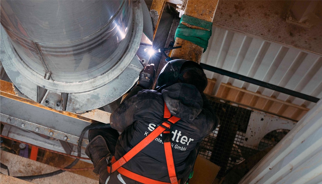 Montage des neuen Stahlkamins am Produktionsstandort in Niederwinkling
