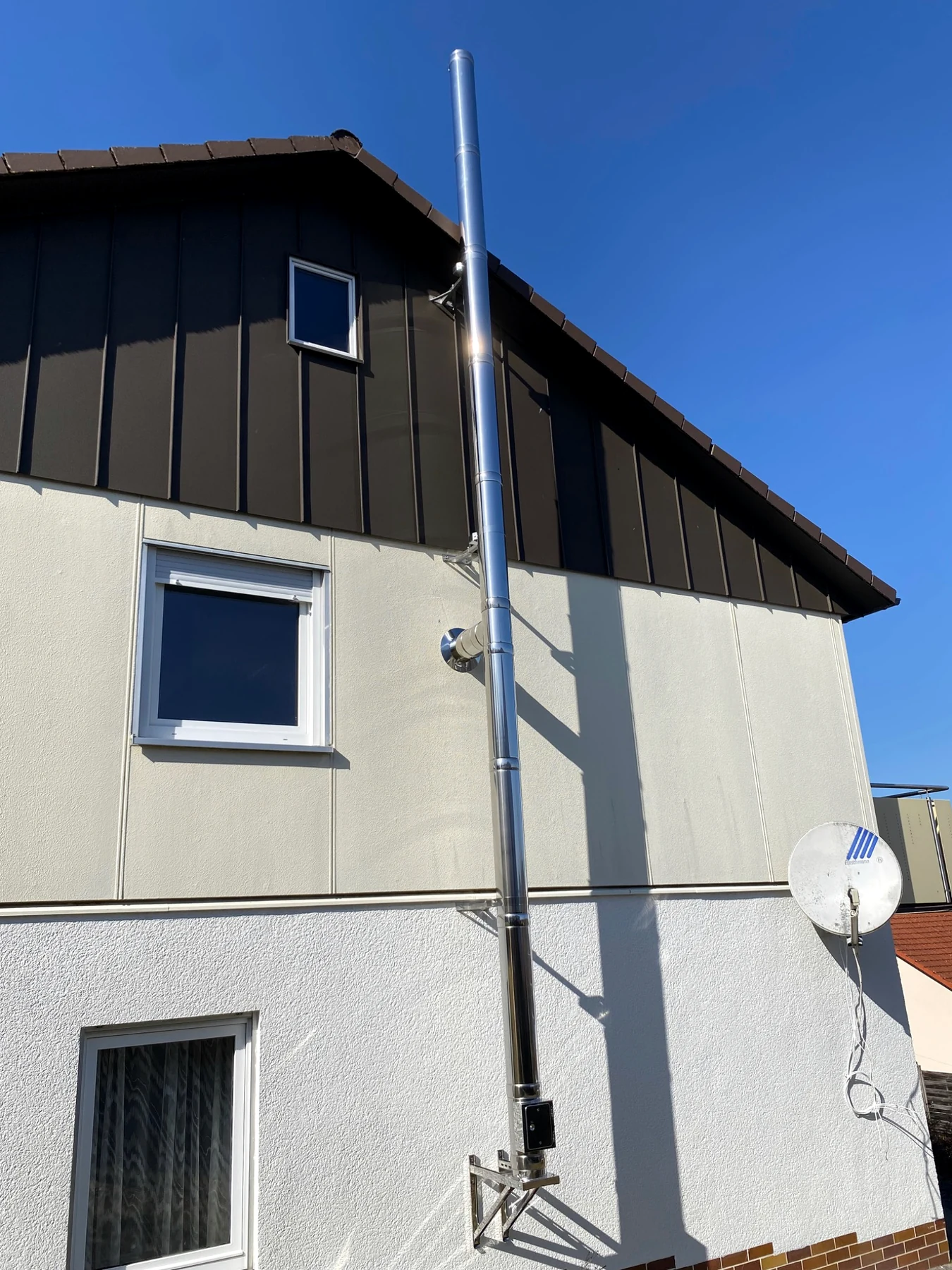 Anschluss des Außenwandkamins durch die Fassade eines Fertighauses