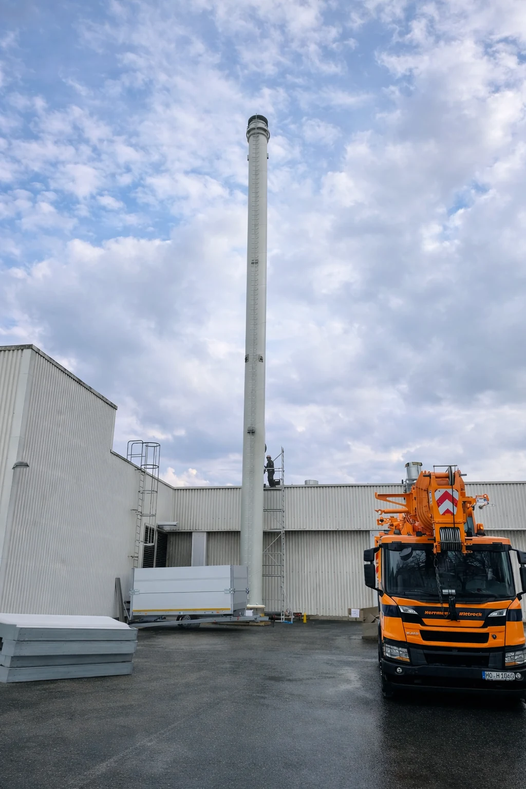 26 Meter hoher Industriekamin während der Montage bei der Tenowo GmbH in Hof