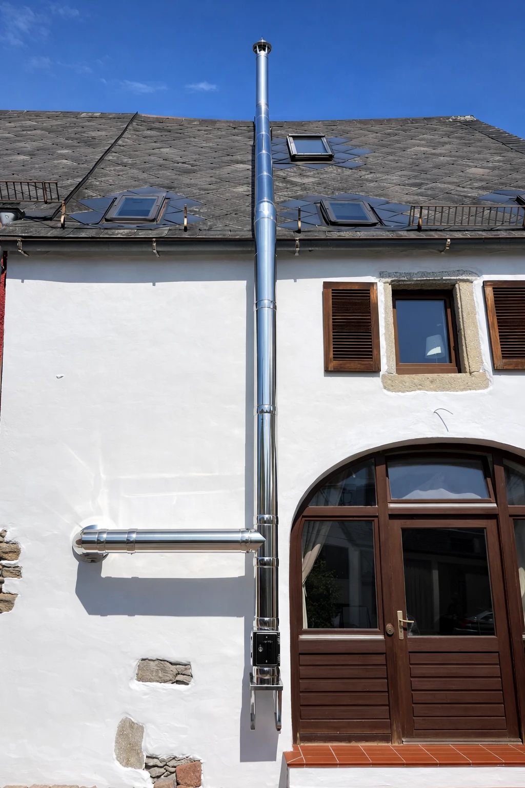 Doppelwandiger Edelstahl-Außenkamin an einem Wohnhaus im Landkreis Hof