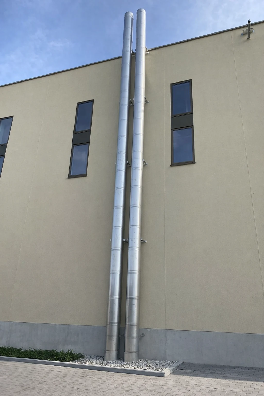 Zwei 31 Meter hohe Edelstahlkamine an einer Energiezentrale in München