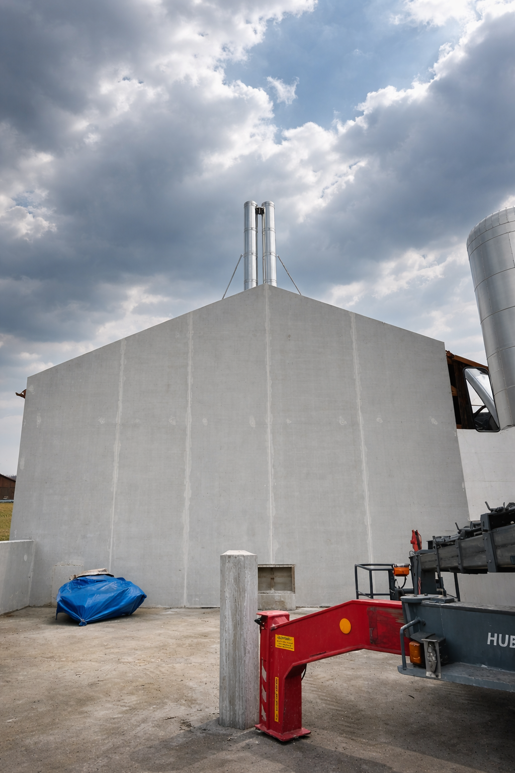 Außenansicht des Neubaus mit den fertig montierten Edelstahl-Abgasanlagen