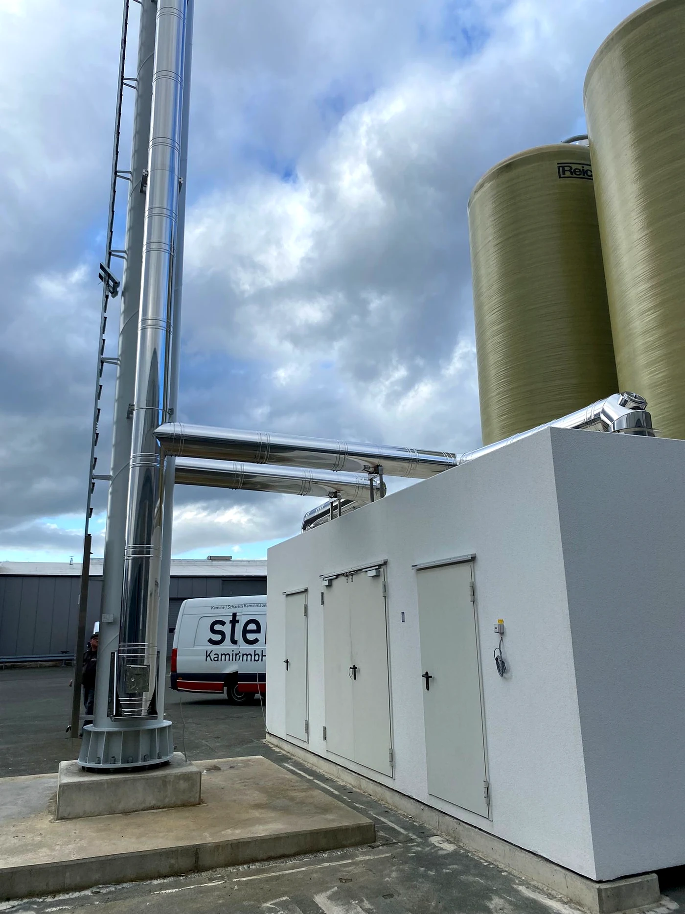 Freistehende Kaminanlage neben der Fröling-Energiebox bei KOINOR in Michelau