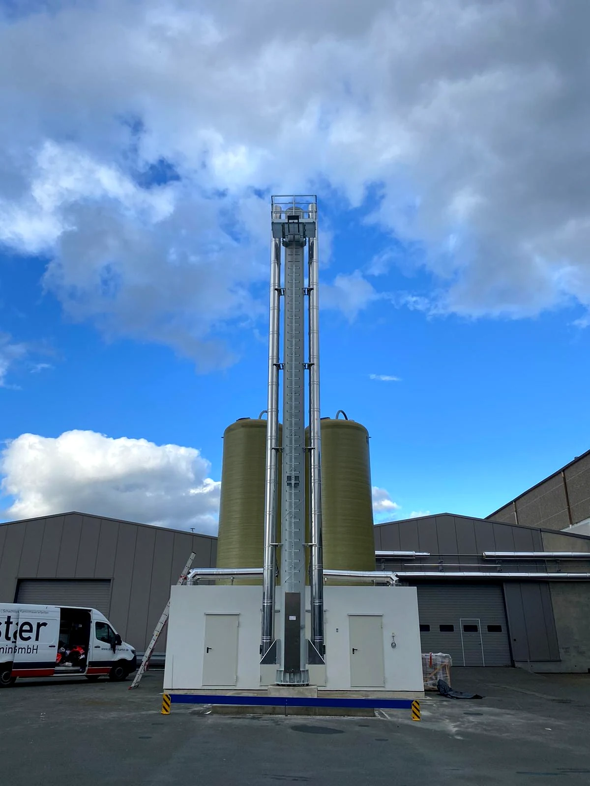 Freistehende Kaminanlage für eine Fröling-Energiebox in Michelau
