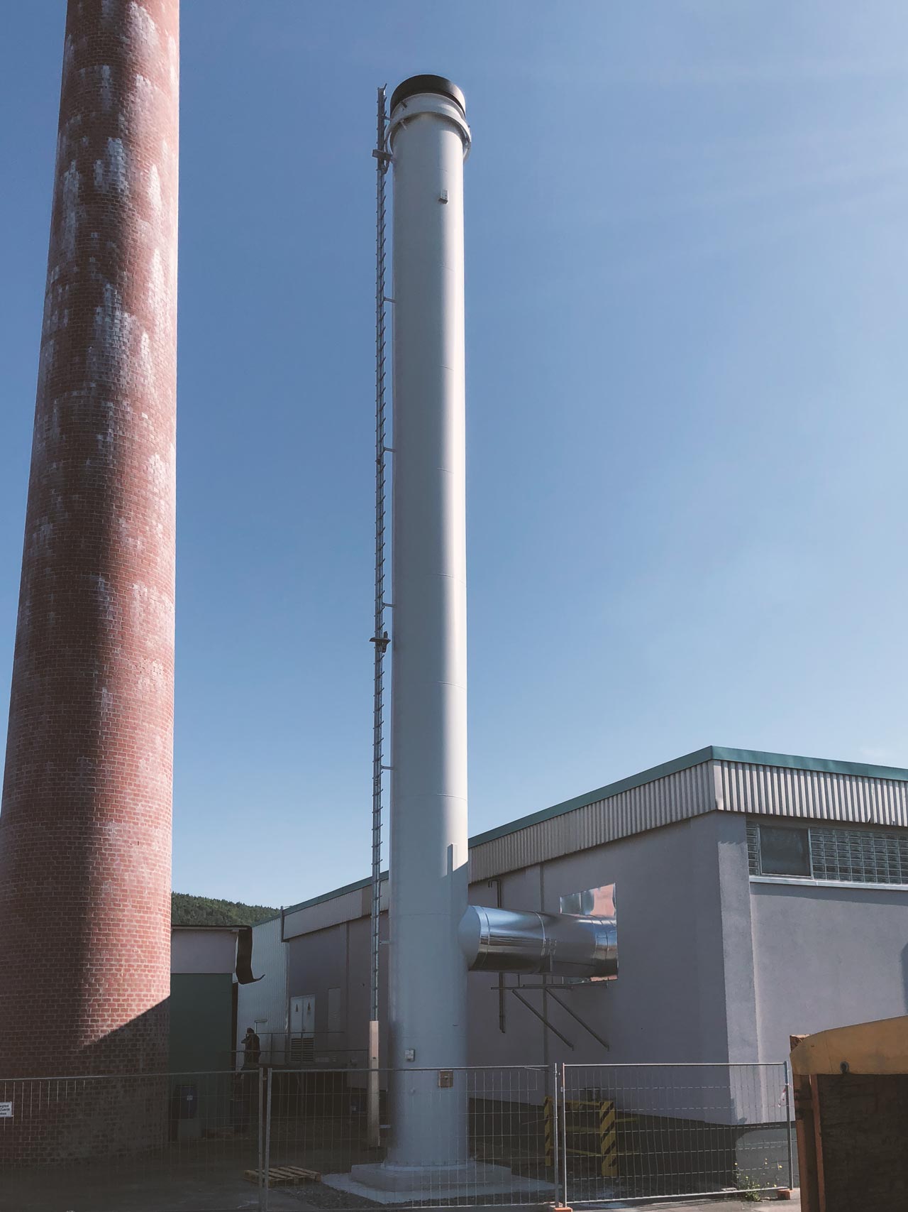 Alter Mauerwerkskamin und neue freistehende Kaminanlage im Vergleich