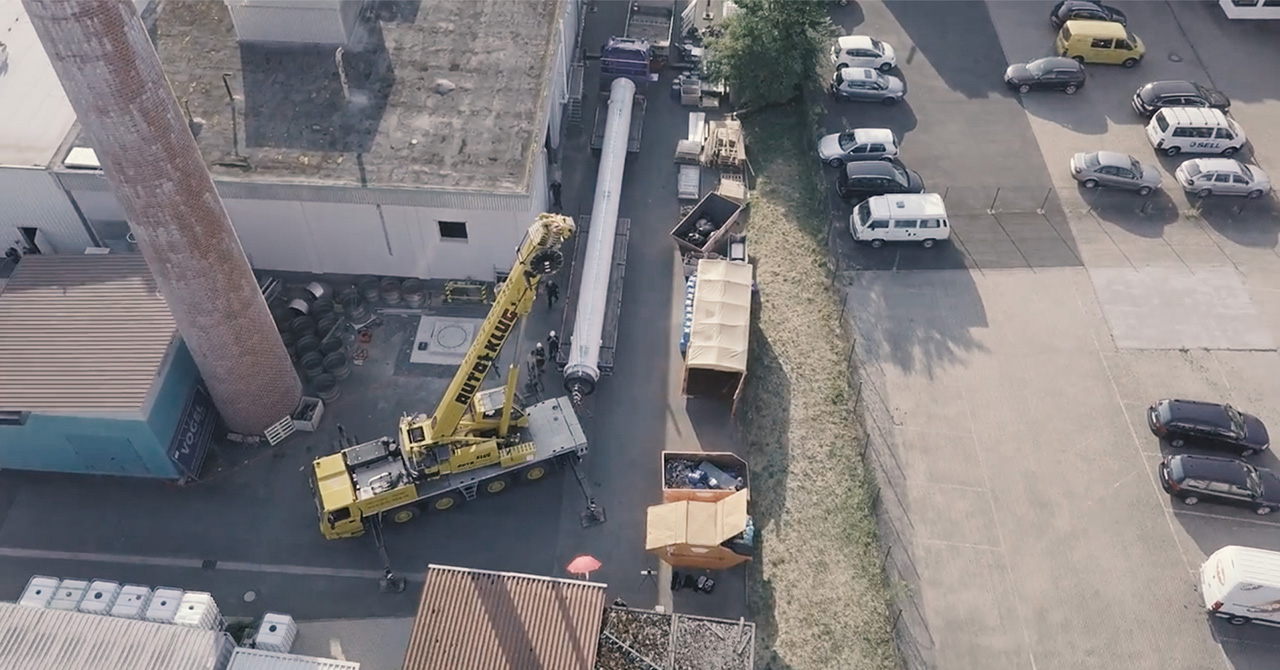 Aufrichtung einer freistehenden Industriekaminanlage in Kulmbach