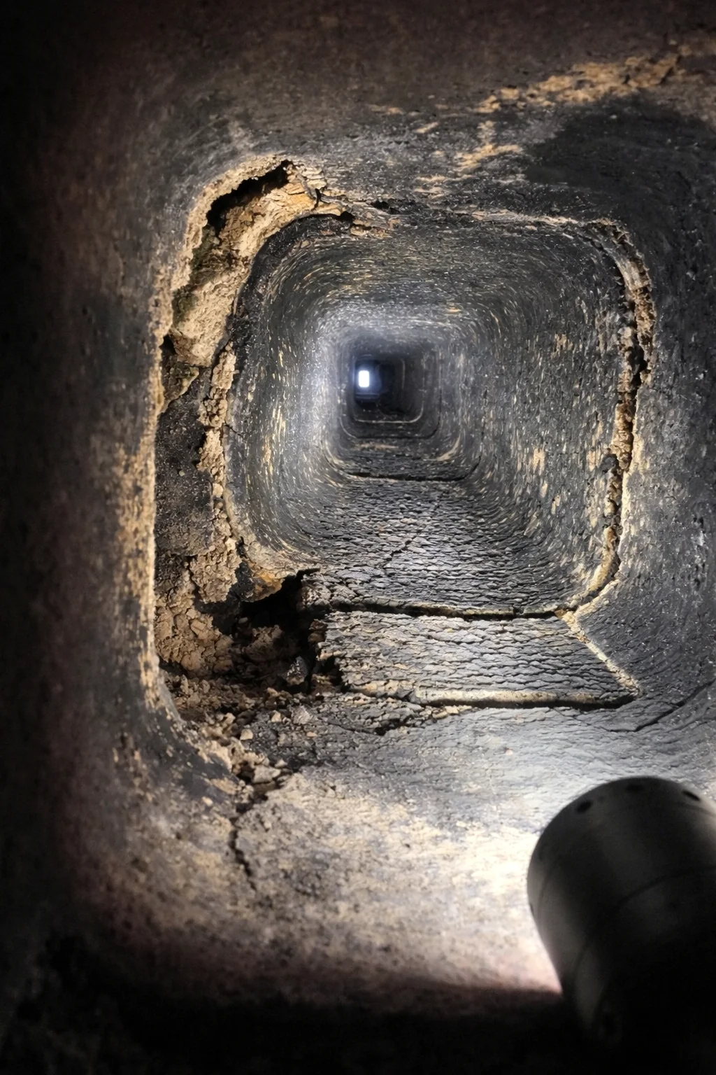Beschädigte Schamotterohre in einem bestehenden gemauerten Schornstein