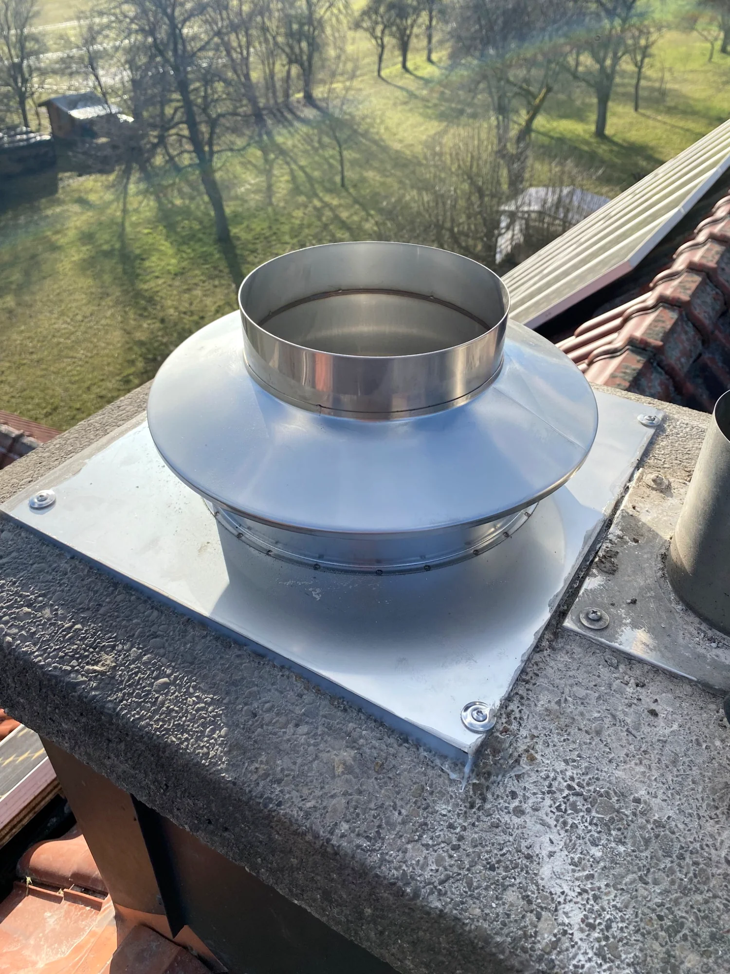 Fertige Edelstahlmündung auf einem sanierten gemauerten Schornstein