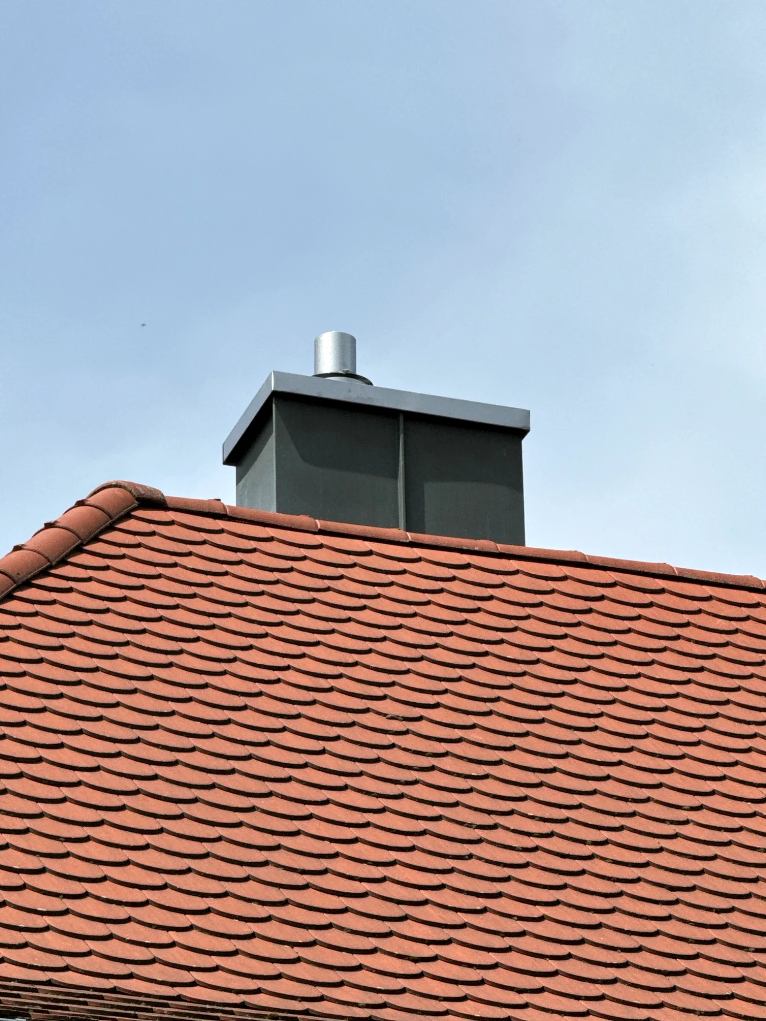 Sanierter Schornsteinkopf auf einem Wohnhaus in Nürnberg
