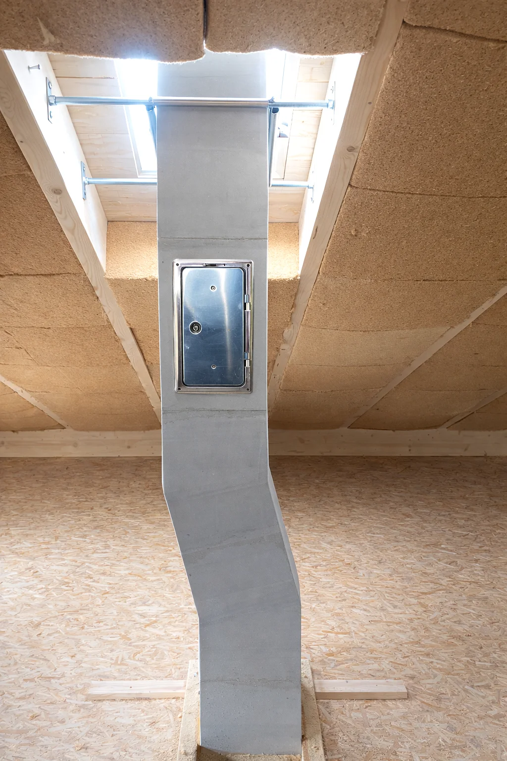 Leichtbaukamin mit Versatz zwischen den Dachbalken eines Neubaus