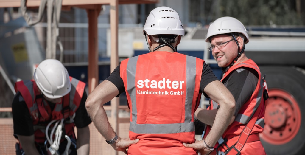 Montageteam von Stadter Kamintechnik bei der Arbeit